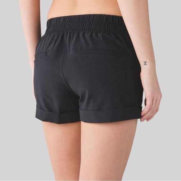 Lululemon Spring Break Away Shorts II in Black | Size 4 - Picture 2 of 8